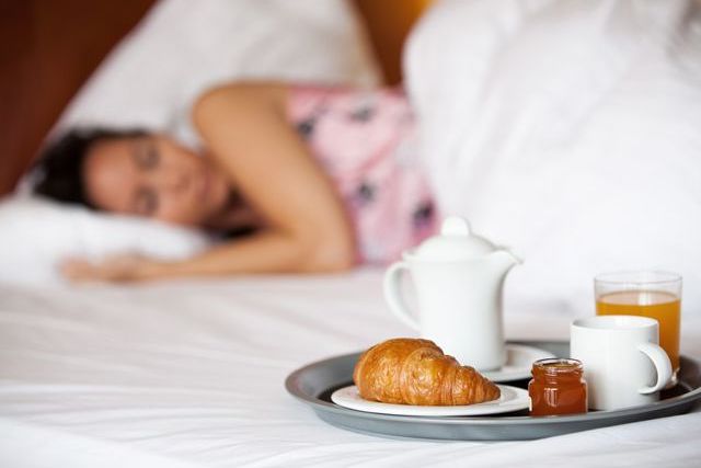 chambre d'hôtes proposant des séjours romantiques - petit déjeuner au lit